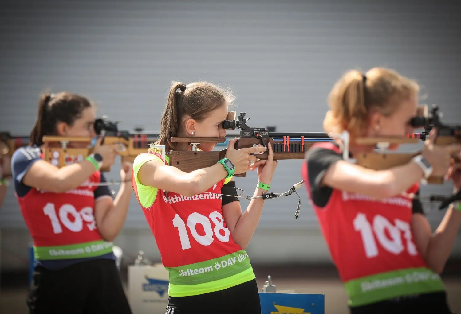 Lara Windelband, Melina Gaupp und Hanna Beck beim RWS-Schießen. ⇥