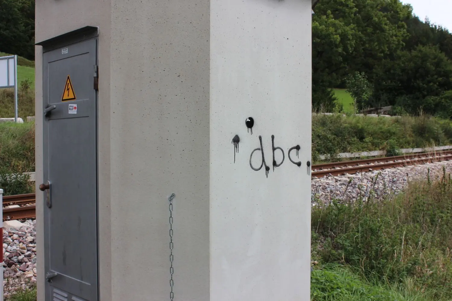 Auch die Schaltstation nahe des Schützenhauses hat ihr Teil abgekriegt.