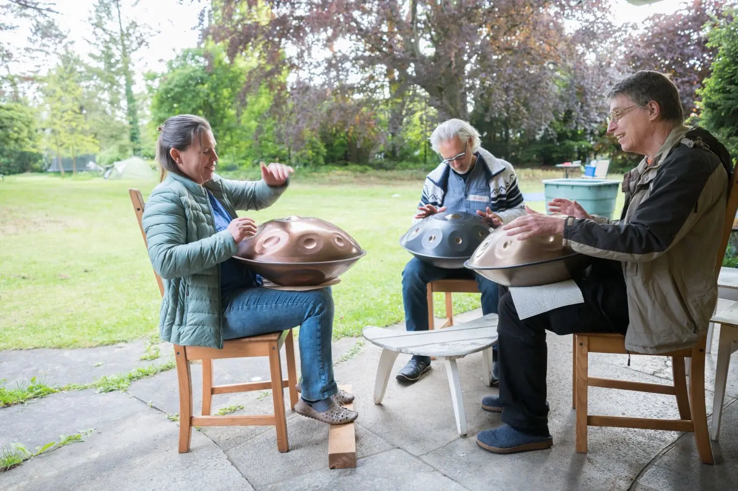Im Sommer wird im großen Garten unter alten Bäumen musiziert.
