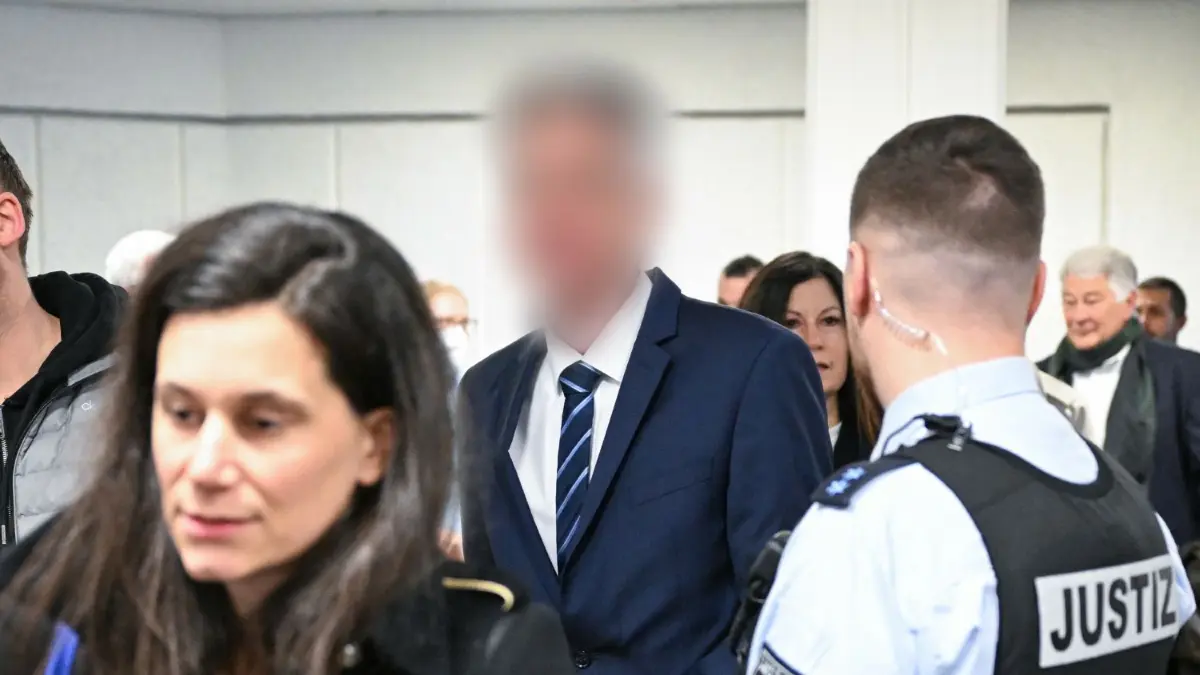 Die Anklage gegen den inzwischen suspendierte Inspekteur der Polizei in Baden-Württemberg, Andreas R. (Bildmitte) beschäftigt auch die Regierungskoalition in Stuttgart.
21.04.2023, Baden-Württemberg, Stuttgart: Der Angeklagte (M), inzwischen suspendierte Inspekteur der Polizei in Baden-Württemberg, kommt zu Beginn seines Prozesses mit seiner Anwältin in das Gerichtsgebäude. Der suspendierte Inspekteur soll Ermittlungen zufolge im November 2021 in Stuttgart eine Polizeibeamtin sexuell belästigt haben. Die Staatsanwaltschaft hat Anklage wegen sexueller Nötigung erhoben. Foto: Bernd Weißbrod/dpa - ACHTUNG: Person(en) wurde(n) aus rechtlichen Gründen gepixelt +++ dpa-Bildfunk +++