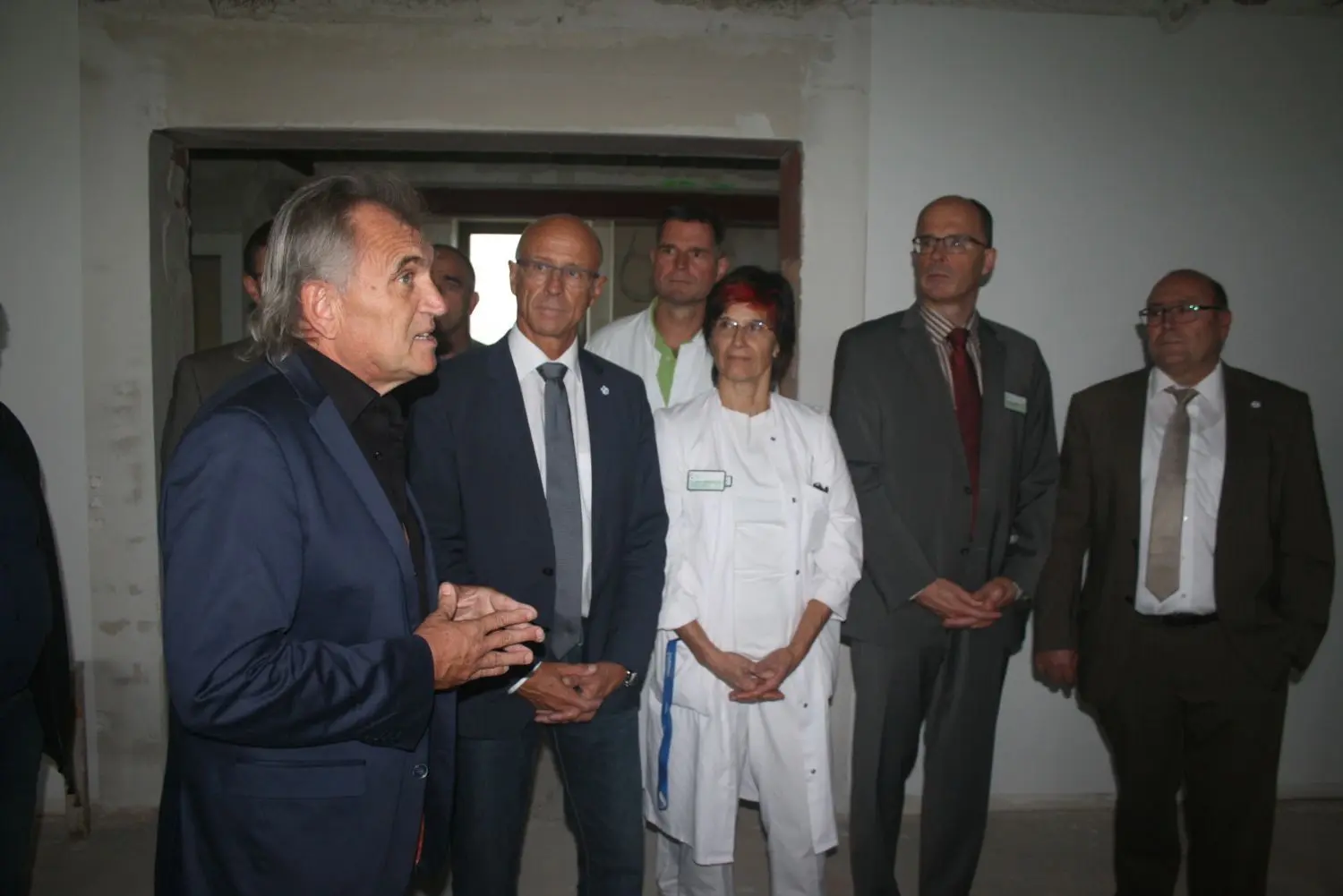 Mirko Hess (links) erläutert Landrat Gerhard Bauer sowie der Ärztlichen Direktorin Dr. Martina Mittag-Bonsch und Orthopädie-Chefarzt Dr. Jens Rossek das Konzept der ambulanten Reha-Klinik.