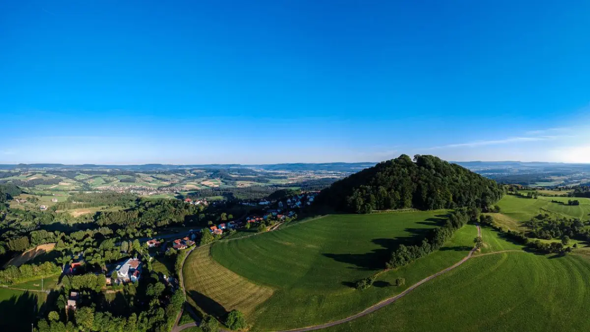 Der Hohenstaufen und die Alb (im Hintergrund) locken viele Tages- und Kurzzeittouristen an. Doch die Übernachtungszahlen im Landkreis erholen sich nur langsam.⇥
DCIM/PANORAMA/100_0182/DJI