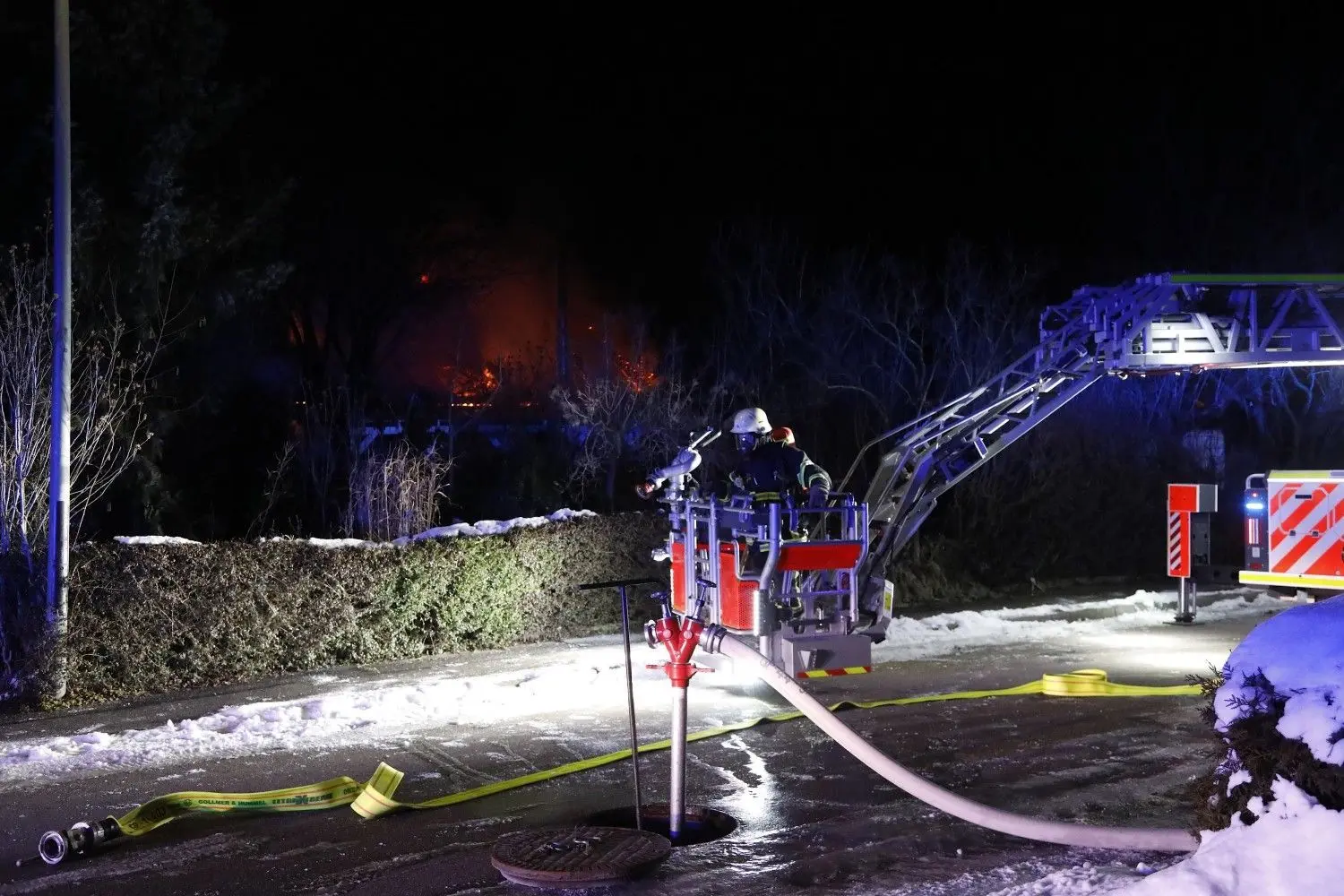 Die Feuerwehr rückte am Samstagabend zu einem Brand in Schlat aus. Dort stand ein Haus in Vollbrand. Hoher Sachschaden entstand.