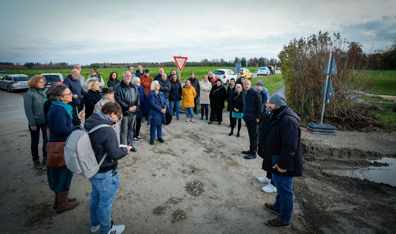 Viele Gemeinderäte, Unterweiler Bürgerinnen und Bürger sowie Beschäftigte der Stadt bei der Besichtigung der neuen Unterkunft.