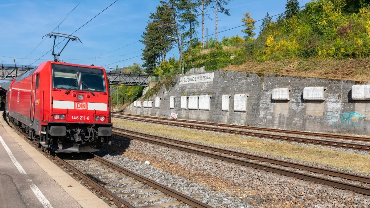 An beiden Bahnhöfen soll es Veränderungen geben – mit kleineren und größeren Maßnahmen, wie beispielsweise der Erhöhung der Bahnsteige.
Rund um den Bahnhof Geislingen, DB, Bahn, Eisenbahn, Zug