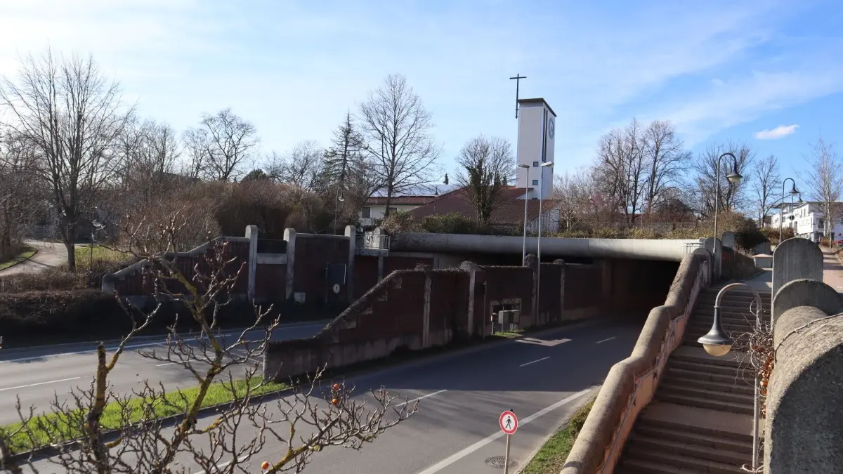 Der Tunnel in der Rommelsbacher Straße in Reutlingen diente lange als Schutzraum. Die Stahltore an den Portalen sind im Hang links untergebracht.
Tunnel Reutlingen Rommelsbacher Reutlingen Schutzraum Schutzbunker