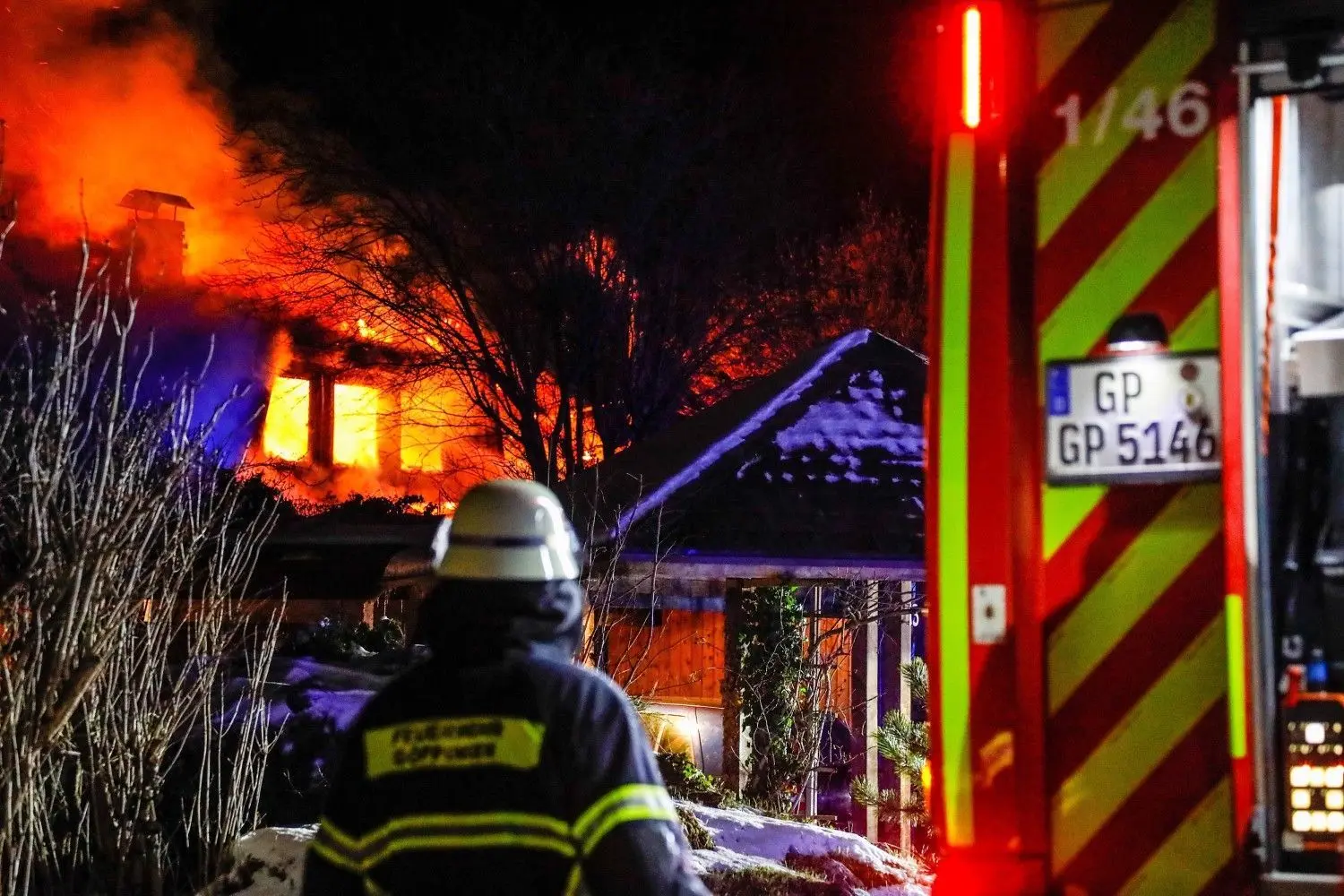 Die Feuerwehr rückte am Samstagabend zu einem Brand in Schlat aus. Dort stand ein Haus in Vollbrand. Hoher Sachschaden entstand.