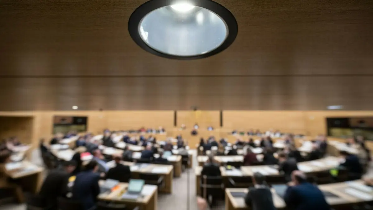 Eine eingeschaltete Deckenleuchte ist während einer Plenarsitzung im Landtag von Baden-Württemberg im Plenarsaal zu sehen.
21.12.2022, Baden-Württemberg, Stuttgart: Eine eingeschaltete Deckenleuchte ist während einer Plenarsitzung im Landtag von Baden-Württemberg im Plenarsaal zu sehen. Der Landtag befasste sich in einer Debatte auf Antrag der SPD mit dem geplanten Teilverkauf des Stromnetzbetreibers Transnet BW. Foto: Marijan Murat/dpa +++ dpa-Bildfunk +++