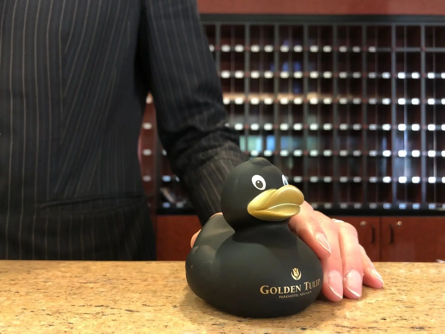 Abschiedsgeschenk in Trauerfarbe: Die letzten Übernachtungsgäste im Hotel Golden Tulip bekamen eine schwarze Badeente. Im Hintergrund ist der leere Schlüsselkasten zu erkennen.
