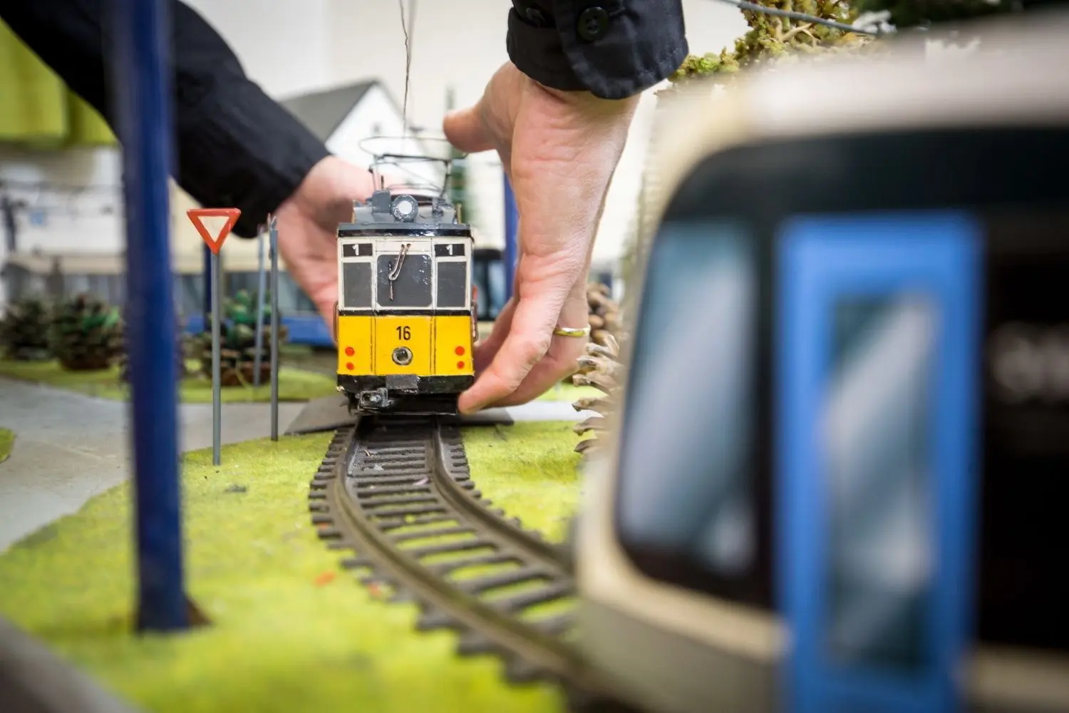 Alles selber gemacht: Gerhard Späth hat im Keller eine Straßenbahn mit zehn Combinos und allerlei historischen Ulmer Tramwagen im Maßstab 1:36 stehen.