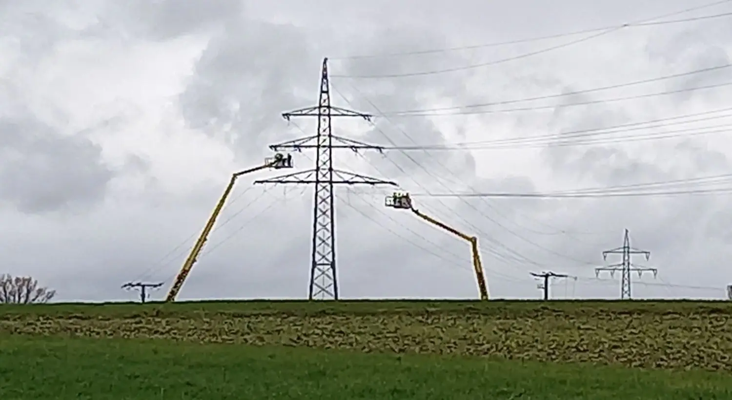 Nach Bittelbronn ist kein Durchkommen mehr. Geduldig erklärte ein Mitarbeiter der Netze BW am Donnerstag den „gestrandeten“ Autofahrern die möglichen Fahrrouten (Bild links). Nur wenige hundert Meter entfernt wurde beim Weildorfer Friedhof am Donnerstagmorgen bei Kälte und Regen an der Sicherung der umliegenden Strommasten  gearbeitet (Bild rechts).