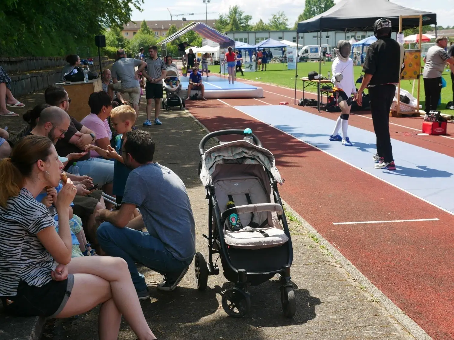 Bei 35 Grad kamen die Gäste sichtlich ins Schwitzen – und suchten sich ein Plätzchen im Schatten.