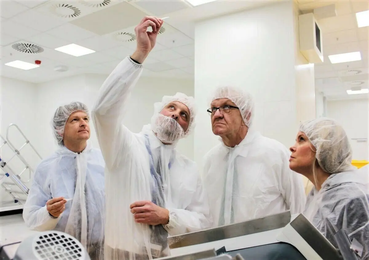 Im Jahr 2016, als sich die Dialysatorenproduktion bei Gambro noch auf Rekordniveau bewegte, begab sich auch der Landesvater ins Reich der Hechinger Hohlfasern. Das historische Foto zeigt Ministerpräsident Winfried Kretschmann im Reinraum-Outfit mit dem damaligen Standort-Geschäftsführer Thomas Ertl (2. v. l.), Landrat Günther-Martin Pauli (links) und der seinerzeitigen Hechinger Bürgermeisterin Dorothea Bachmann.⇥