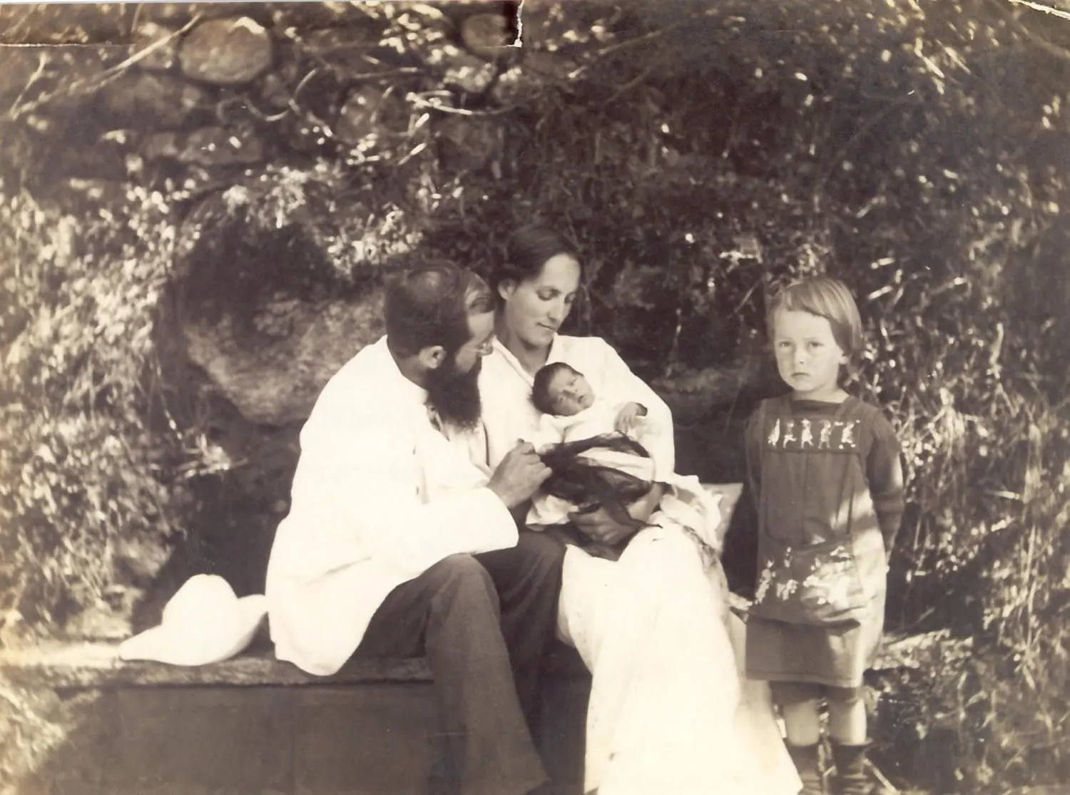 Dieses Bild ist genau 106 Jahre alt: Wilfried de Beauclair am Tag nach seiner Geburt, mit seinen Eltern Friederike und Alexander Wilhelm de Beauclair und dem fünfjährigen Bruder Gotthard.⇥