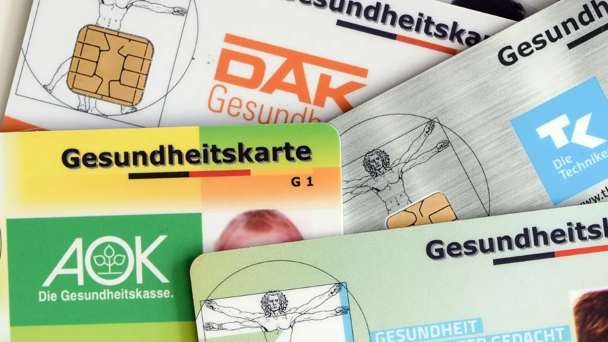 Ab 2023 steigen die Krankenkassenbeiträge in Deutschland.
ARCHIV - 17.04.2018, Berlin: Gesundheitskarten verschiedener Krankenkassen liegen auf einem Tisch. (zu "Finanzpolster der gesetzlichen Krankenkassen wächst weiter" vom 05.12.2018) Foto: Jens Kalaene/ZB/dpa +++ dpa-Bildfunk +++