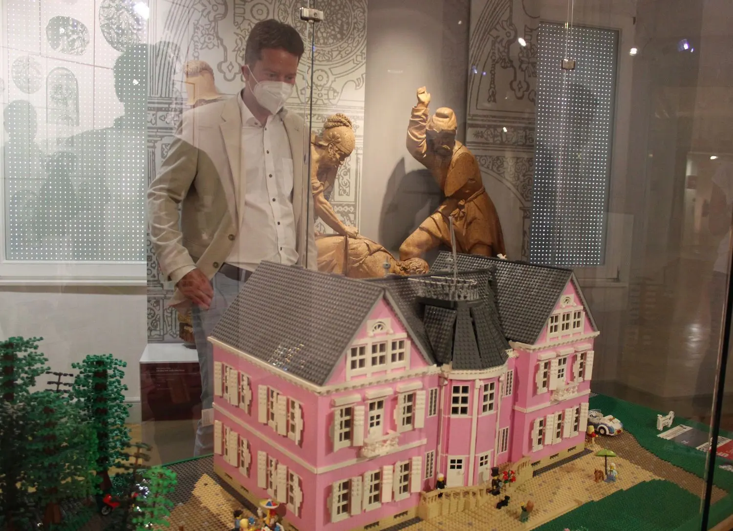 Im Villa-Eugenia-Modell aus 55 000 Legosteinen schaut sich Bürgermeister Philipp Hahn an, wo er mal gewohnt hat.⇥