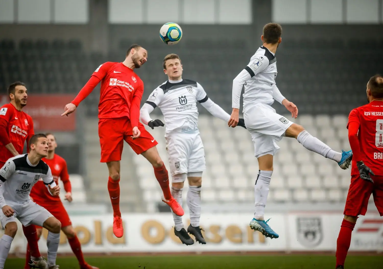 Im letzten Heimspiel des Jahres konnten die Spatzen (in weiß) gegen den KSV Hessen Kassel nicht punkten. In dieser Szene springt Stürmer Tobias Rühle zum Kopfball. ⇥