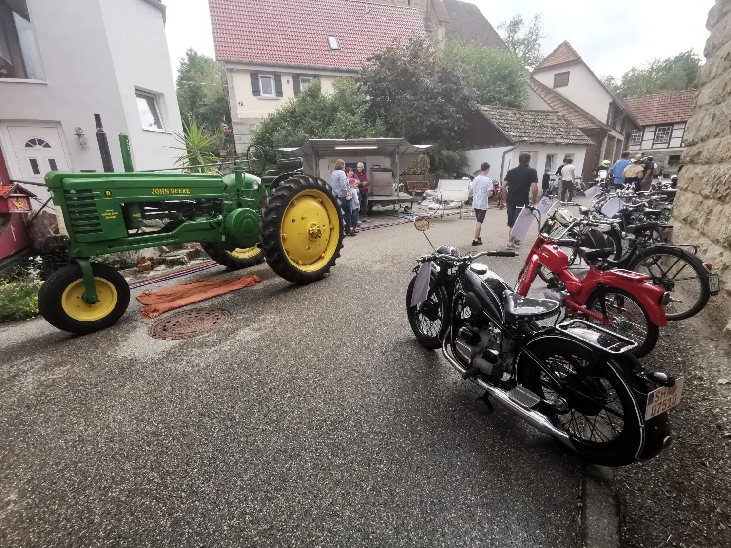 Es gibt nur zwei Regeln für das neue Oldtimertreffen in Rückershagen, das künftig alle zwei Jahre stattfinden soll: Die Vehikel müssen älter als Baujahr 1989 sein – und dürfen nicht mehr als drei Räder haben.⇥