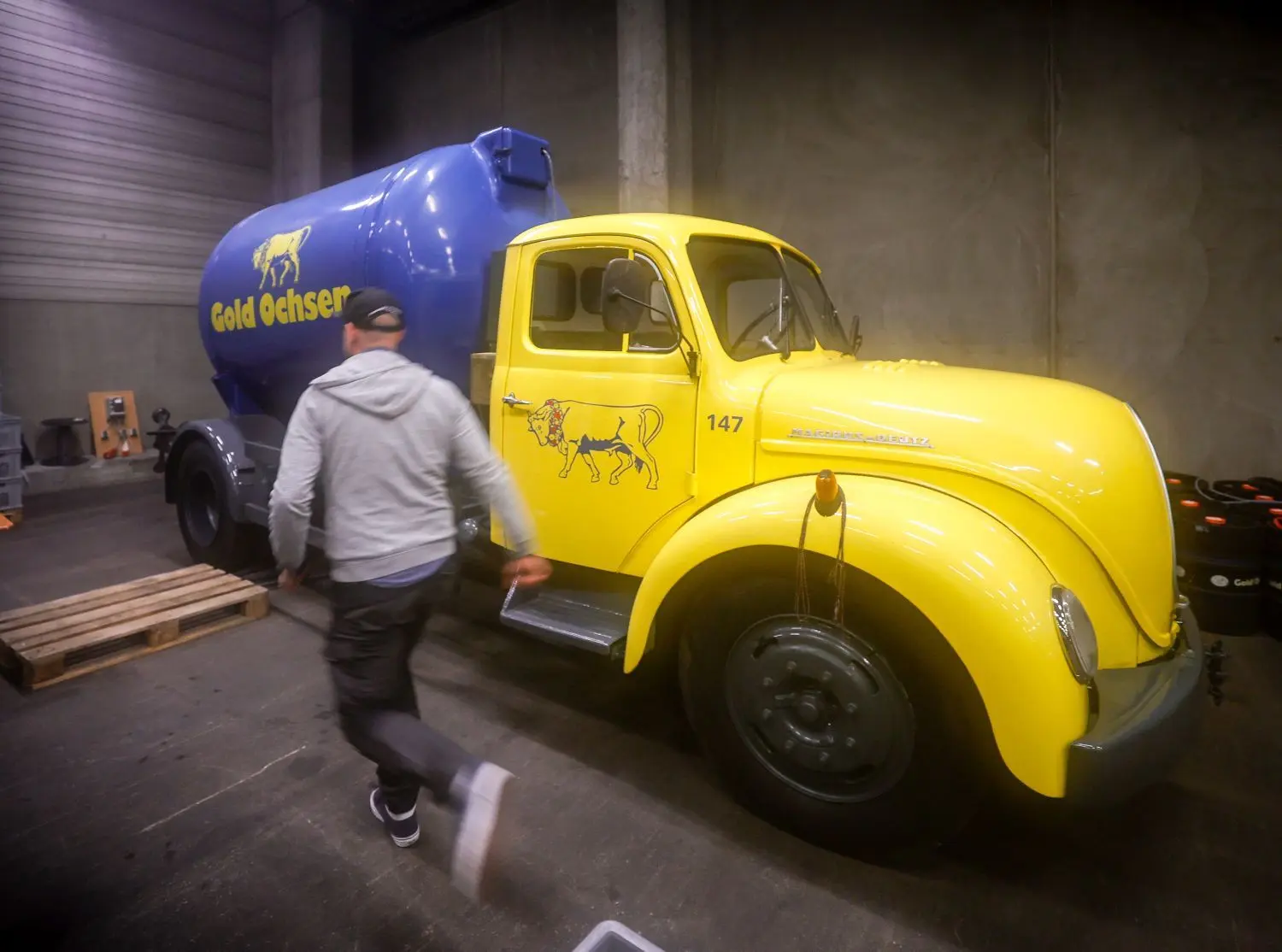 5000 Liter Bier kann der Tankwagen von Magirus fassen, der aus dem Jahr 1954 stammt. Beim Jubiläumsfest war er auch im Einsatz.
