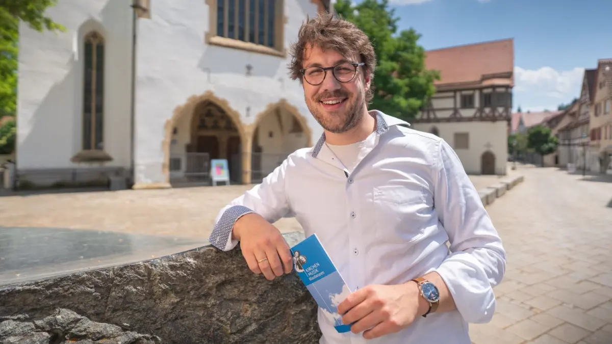 Der Blaubeurer Kantor Cornelius Weißert organisiert zahlreiche musikalische Veranstaltungen im Kirchenjahr.
Blaubeurer Kantors Cornelius Weißert
as erste FESTIVAL VOKAL in Blaubeuren bringt an 3 Tagen 7 Chöre und viele Mitmach-Möglichkeiten zusammen: Jugendchöre, Mitsing-Events, Schnupperkurse Sologesang, Nacht der Chöre, Barbershop, Kammerchorklänge, Gospel: Gute Stimmung für Groß und Klein.