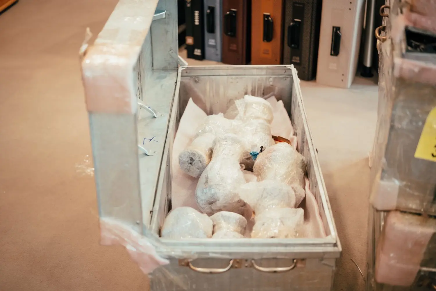 In diesen Blechkisten waren die Gläser fast sieben Wochen unterwegs. Ganz unterschiedlich wurden die Vasen verpackt – in dieser Kiste blieb vieles heil, weil auf Luftpolsterfolie gesetzt wurde.