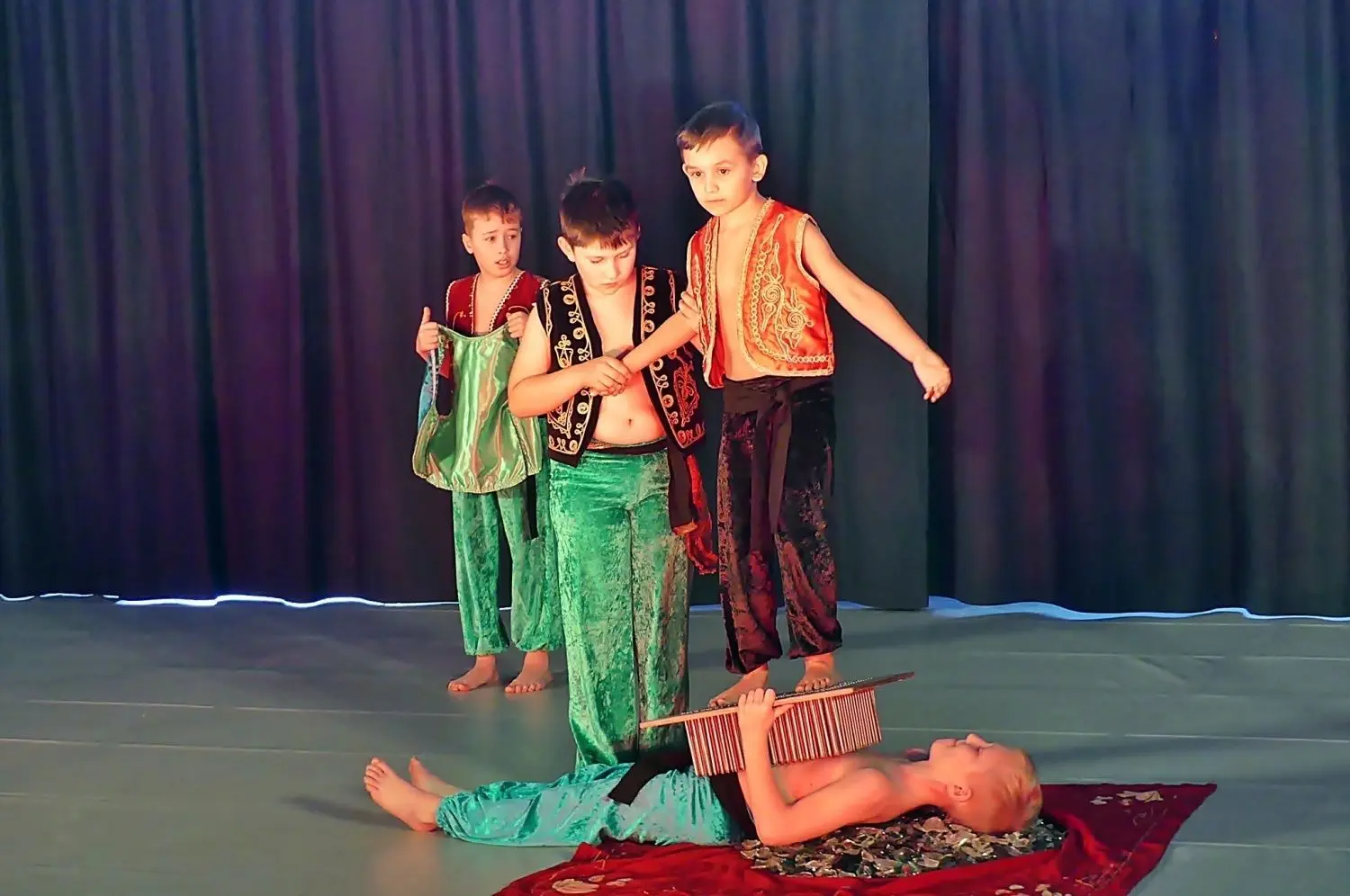 Vom Zirkus Teckolino angeleitet: Zeller Grundschüler erproben sich als Fakire, Artistinnen am Trapez und Clowns (Bilder im Uhrzeigersinn).