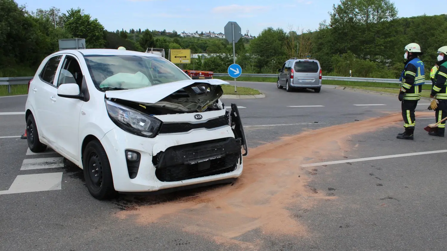 Der weiße Kia wurde auf der L 410 von einem Citroen erwischt.