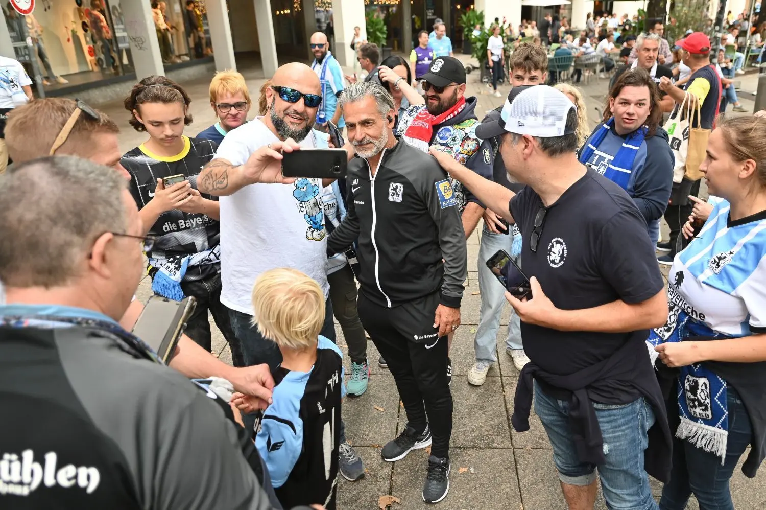 Die Drittliga-Partie zwischen dem SSV Ulm 1846 Fußball und dem TSV 1860 München lockte am Dienstagabend 17 000 Menschen ins Donaustadion. Löwen-Trainer Maurizio Jacobacci stattete den Fans vor dem Spiel einen Besuch auf dem Münsterplatz ab.