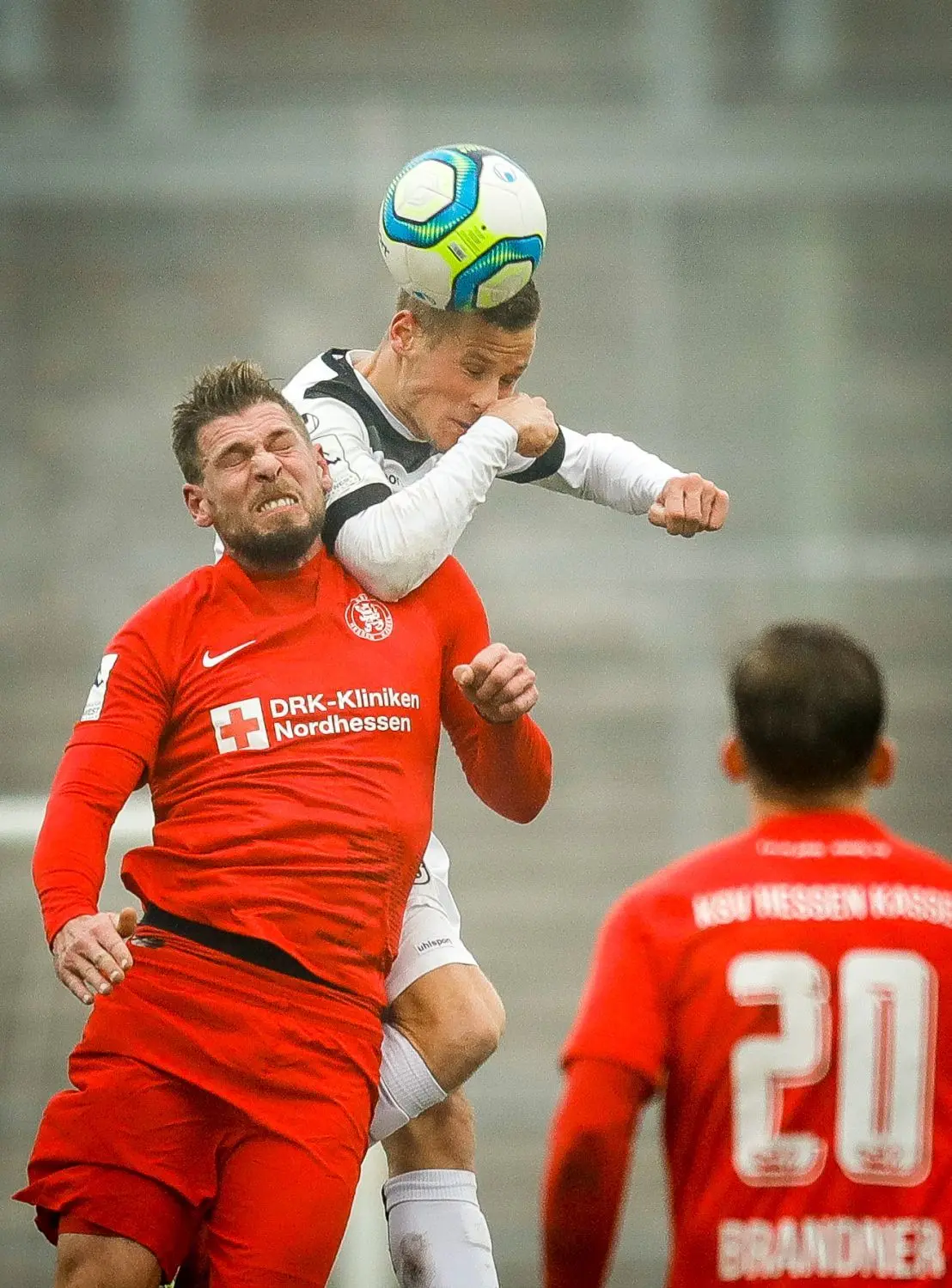 Mit 25 Punkten steht Regionalligist SSV Ulm 1846 Fußball mit Adrian Beck (in weiß, beim Kopfball) und Co. auf Tabellenrang fünf. ⇥