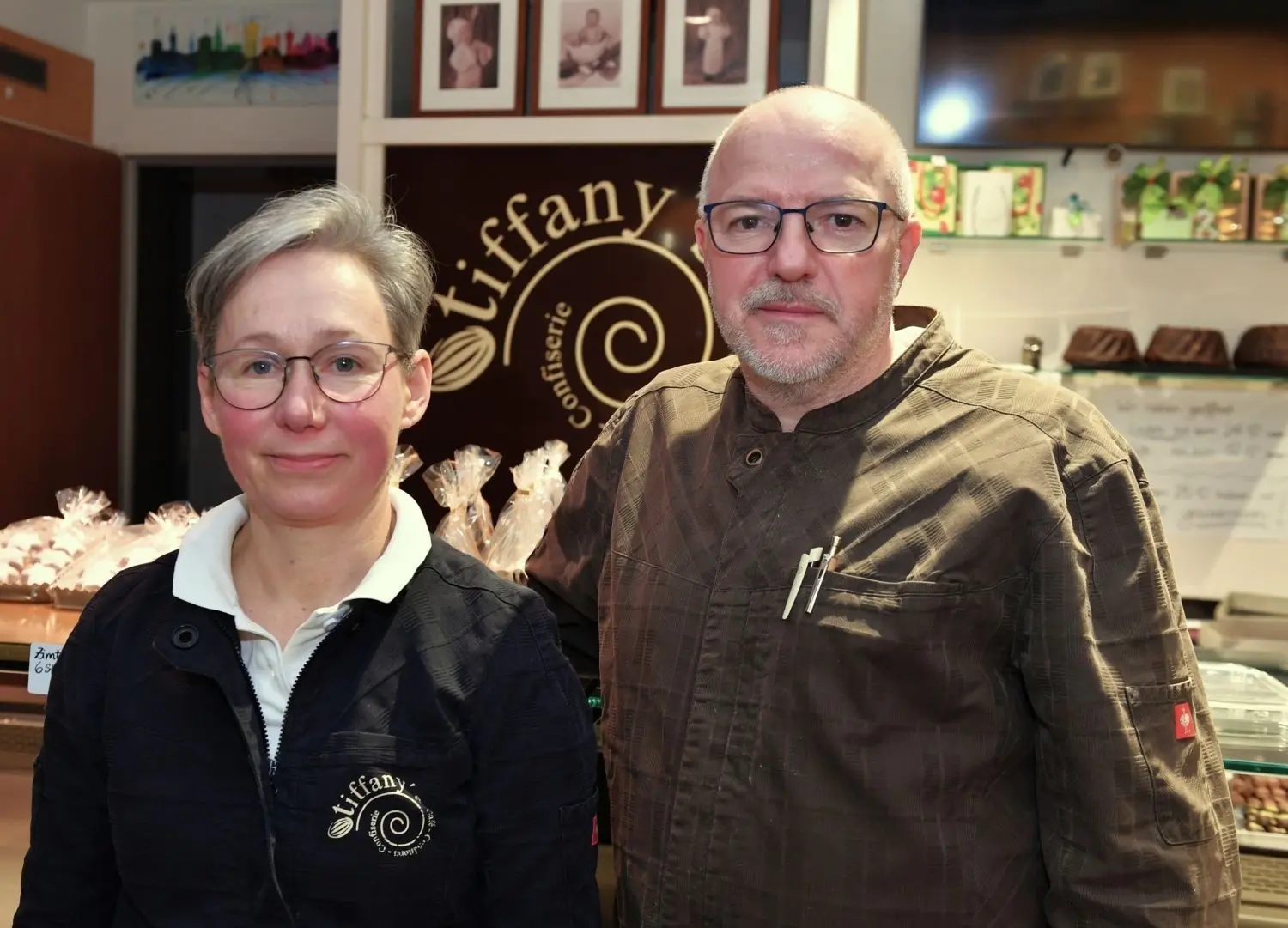 Katrin und Uwe Naas blicken auf 24 Jahre Café „Tiffany‘s“ in Ehingen zurück.⇥