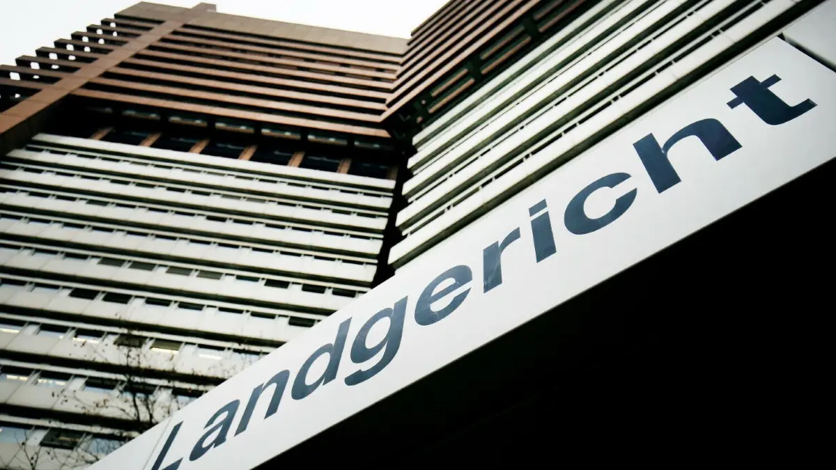 Am Landgericht Köln fällt am 28. September das Urteil im Prozess um den in Oberrot aufgewachsenen Kinderfotografen Achim Lippoth.
ARCHIV - 20.02.2017, Nordrhein-Westfalen, Köln: Außenansicht des Landgerichts Köln. Im Prozess wegen sexuellen Missbrauchs von Kinder-Fotomodels wird am Mittwoch (11.00 Uhr) das Urteil erwartet. Dem angeklagten Fotografen werden in dem Prozess vor dem Kölner Landgericht unter anderem zwölf Fälle des schweren sexuellen Kindesmissbrauchs vorgeworfen. (zu dpa: «Sexueller Missbrauch von Kinder-Fotomodels - Urteil wird erwartet») Foto: Oliver Berg/dpa +++ dpa-Bildfunk +++