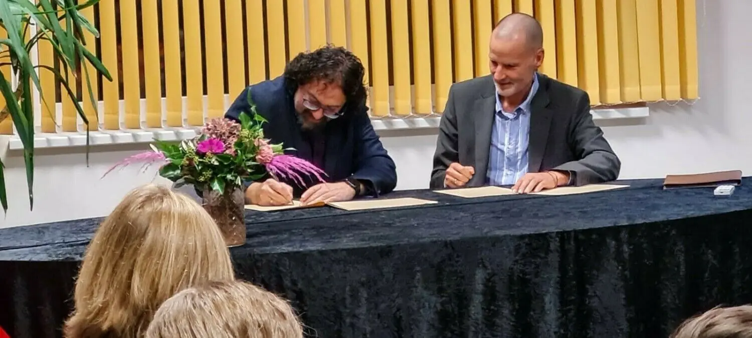Sven Probst und Christian Winkler bei der feierlichen Vertragsunterzeichnung.⇥