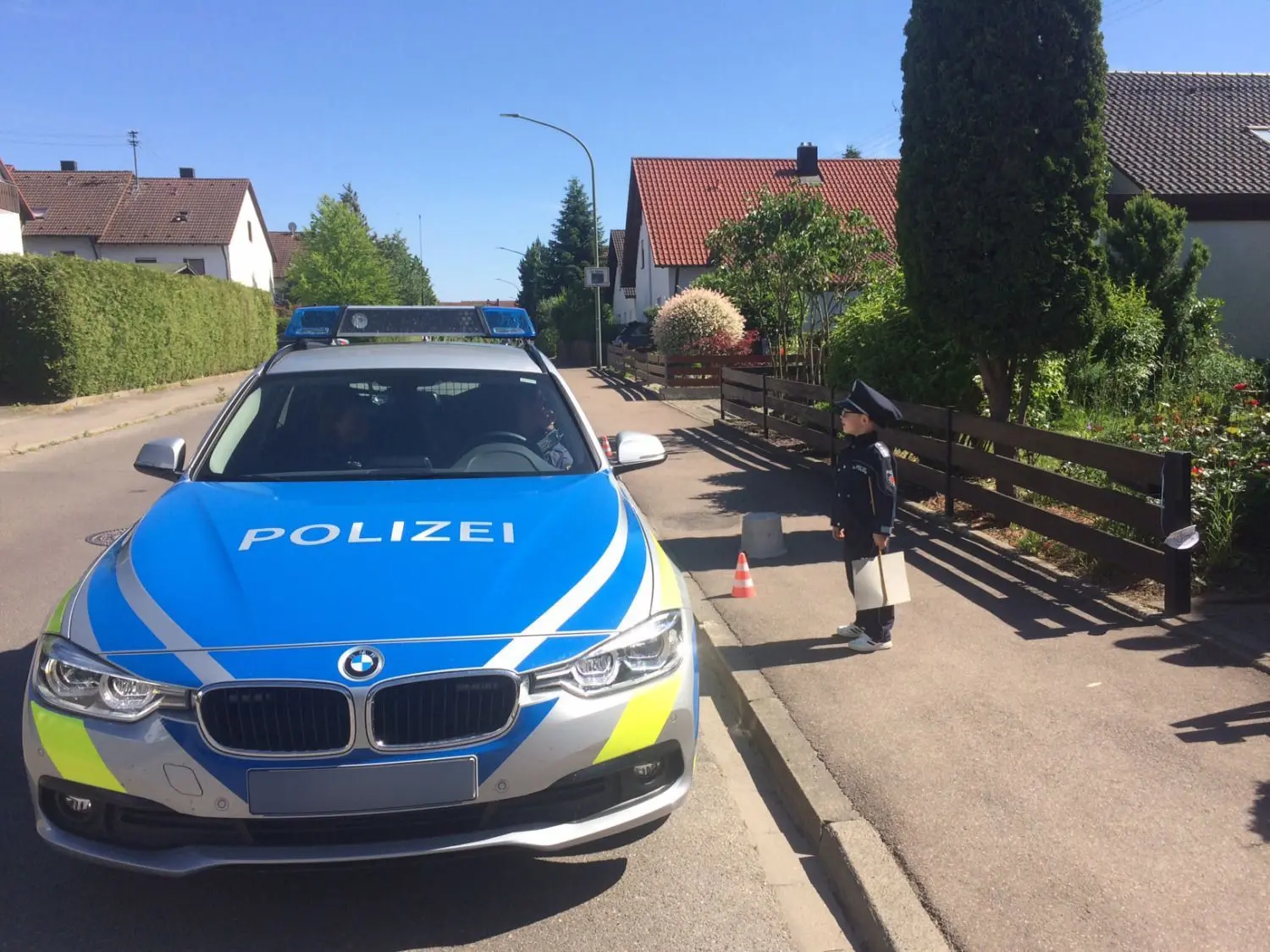 Mini-Polizist im Einsatz: Samuel bekommt unerwarteten Besuch von den Kollegen. Zeit für einen Plausch.⇥