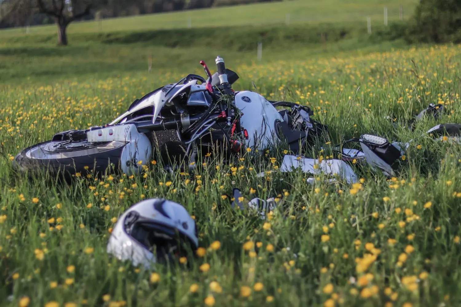 Frisches Gras und gelber Hahnenfuß sprießen auf einer Wiese an der B19 zwischen Sulzbach-Laufen und Bröckingen. Es könnte ein schöner Anblick sein, wäre da nicht ein demoliertes Motorrad. Dessen 39 Jahre alter Fahrer war am Sonntag gestürzt und musste mit schweren Verletzungen in ein Krankenhaus gebracht werden. ⇥