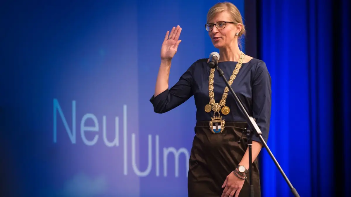 Da ist der Eid: Katrin Albsteiger schwört, die Gesetze zu achten und ihr Amt als Neu-Ulmer OB gewissenhaft auszuführen. Rechts oben ihre Stellvertreter (von links): Johannes Stingl, Rosl Schäufele und Gerlinde Koch. Darunter: Anstehen für die Abstimmung.⇥
Katrin Albsteiger wir in der ersten Gemeinderatssitzung vereidigt