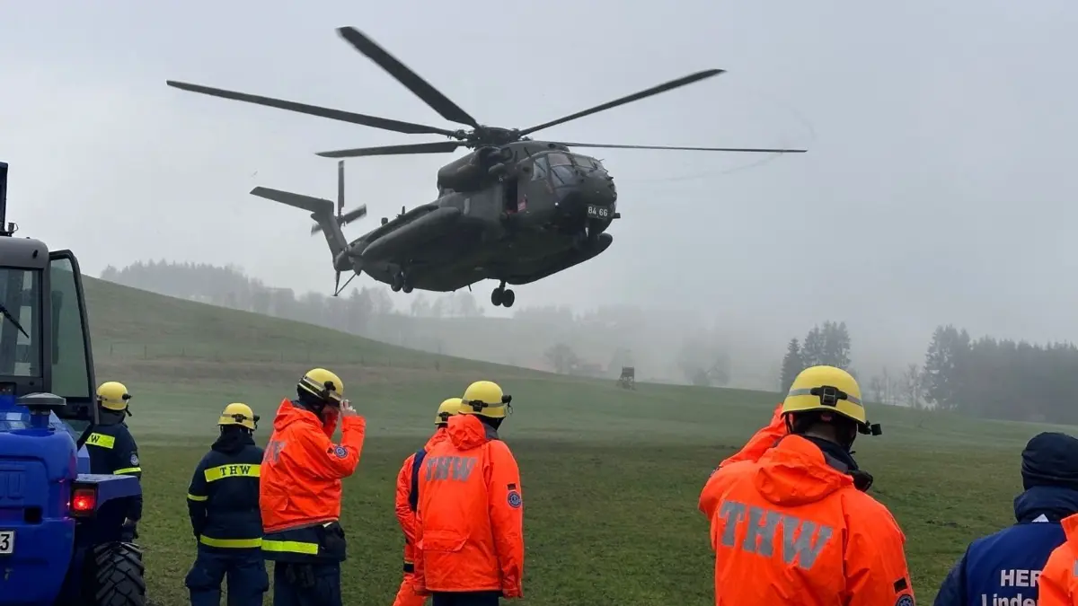 Einsatzkräfte des THW-Ortsverbands Ehingen haben vergangene Woche mit Soldaten des Hubschraubergeschwaders 64 der Bundeswehr die Zusammenarbeit im Ernstfall geprobt.