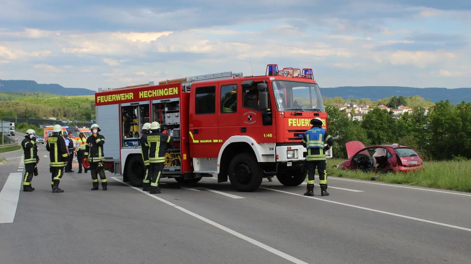 Auf der L 410 zwischen Hechingen und Stein sind am Mittwochabend zwei Fahrzeuge zusammengekracht. Zahlreiche Rettungskräfte eilten heran. Der Verkehr musste lange Zeit umgeleitet werden.