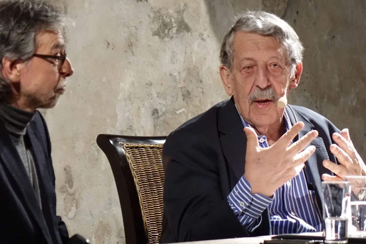 Ulrich Kienzle (rechts) unterhielt sich in der Langenburger Orangerie mit seinem Verleger Martin Mühleis.⇥
