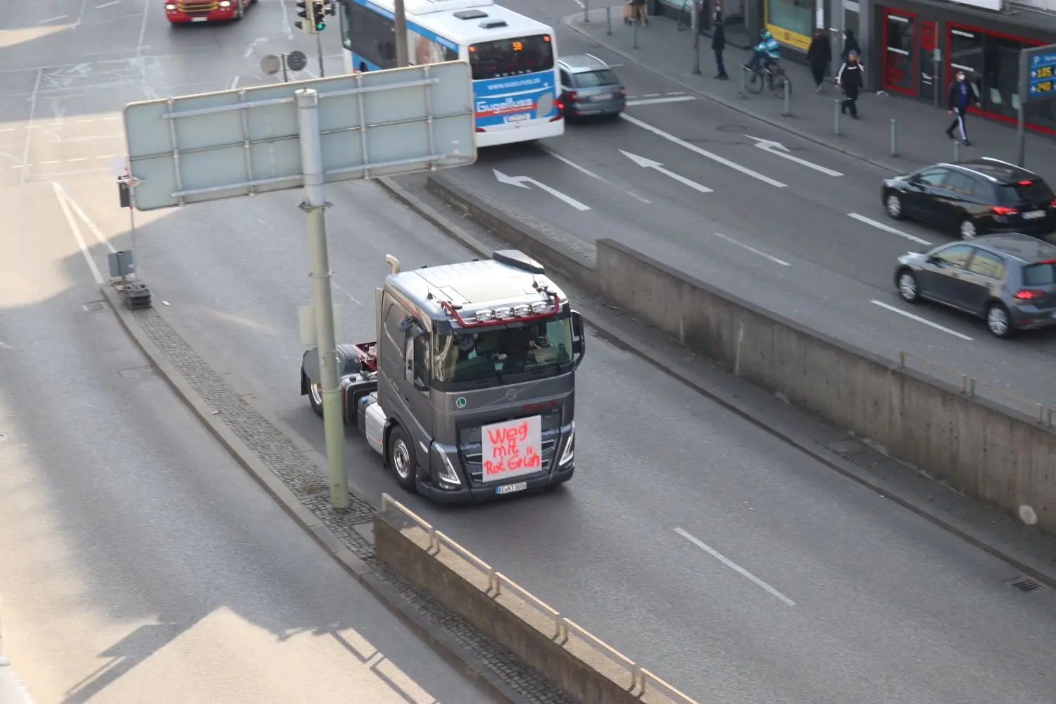 Lkw-Fahrer protestieren gegen die hohen Spritpreise.