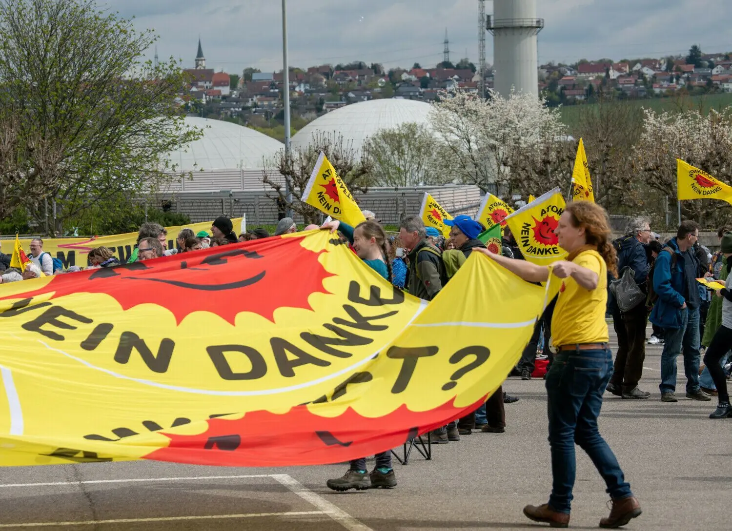 Aktivisten feiern am 15. April vor dem Kernkraftwerk Neckarwestheim ein Abschaltfest. Mit der Trennung der Kernkraftwerke Isar 2, Neckarwestheim und Emsland vom Stromnetz endete an diesem Samstag die Ära der kommerziellen Stromerzeugung mit Atomkraftwerken in Deutschland. ⇥