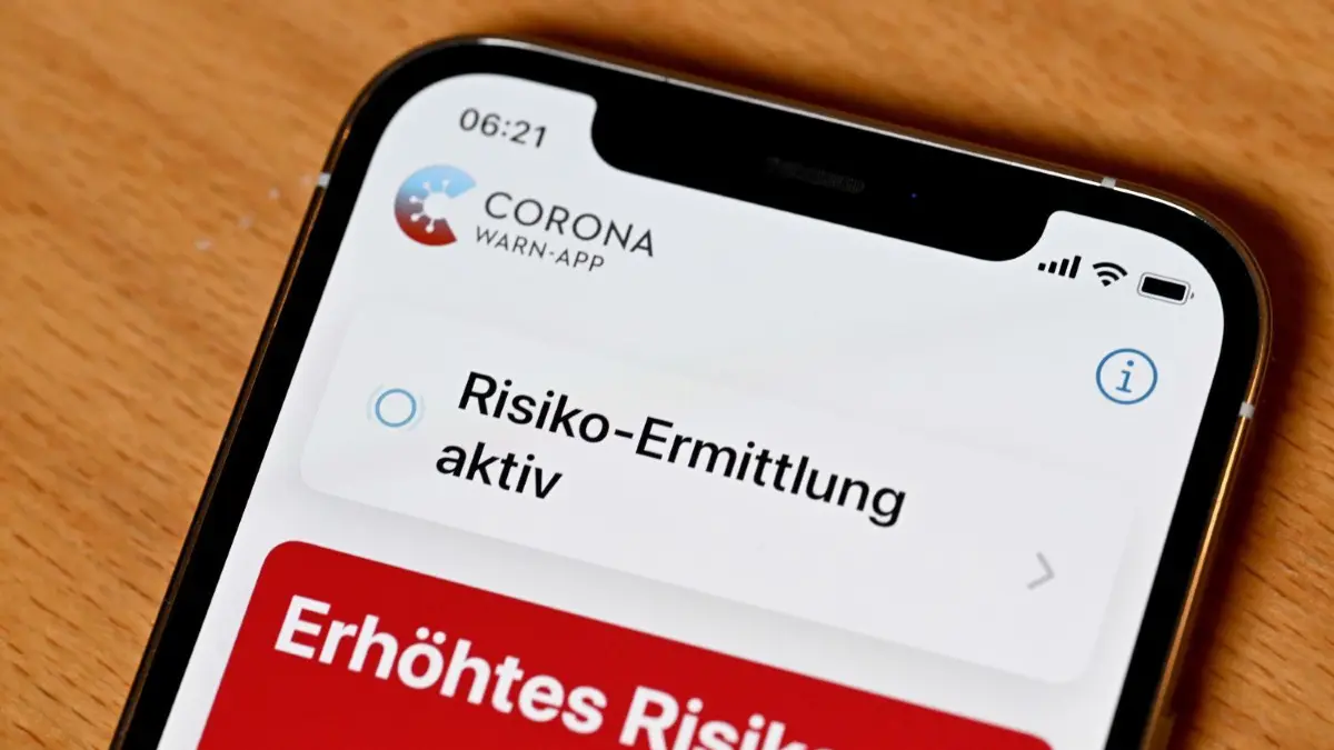 Das Risiko für eine Corona-Infektion steigt täglich drastisch. Brandenburg übersteigt am Wochenende bei der Sieben-Tage-Inzidenz die Marke von 1000.
24.01.2022, Baden-Württemberg, Stuttgart: Die Startseite der Corona-Warn-App ist auf einem Bildschirm eines Smartphones zu sehen. (zu dpa: "Kritiker, Land und Betreiber tauschen sich wegen Luca-App aus") Foto: Bernd Weißbrod/dpa +++ dpa-Bildfunk +++