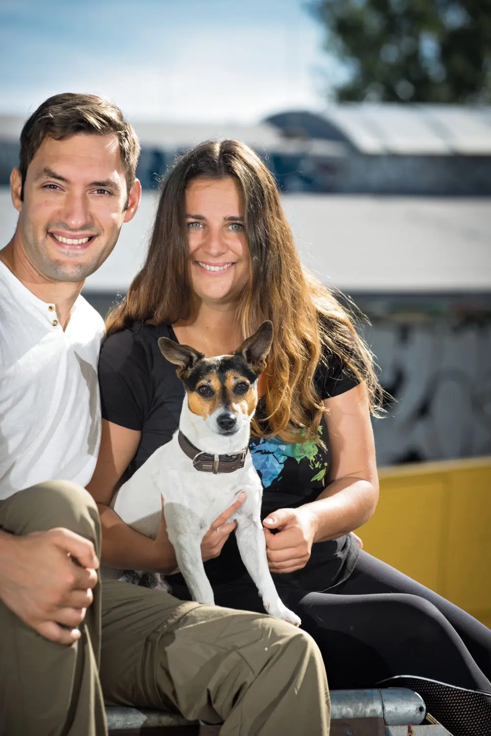 Und natürlich ist auch Hund Jackson immer dabei und beobachtet den Umbau ganz gespannt.