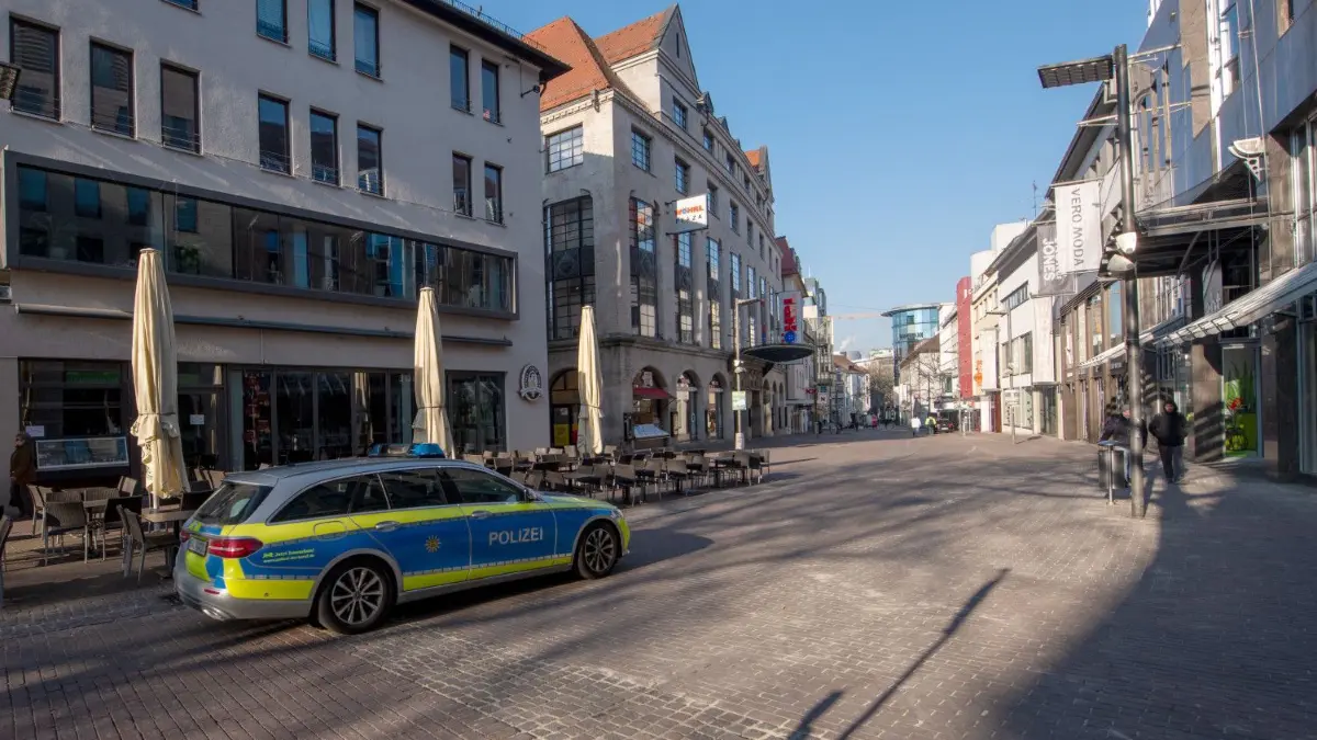 Ulms Innenstadt ist wegen des grassierenden Coronavirus zeitweise menschenleer.
02.04.2020, Baden-Württemberg, Ulm: Ein Streifenwagen der Polizei fährt durch die Fußgängerzone Hirschstraße. Durch die Coronakrise kommt das Leben in der Innenstadt weitgehend zum Erliegen. Foto: Stefan Puchner/dpa +++ dpa-Bildfunk +++