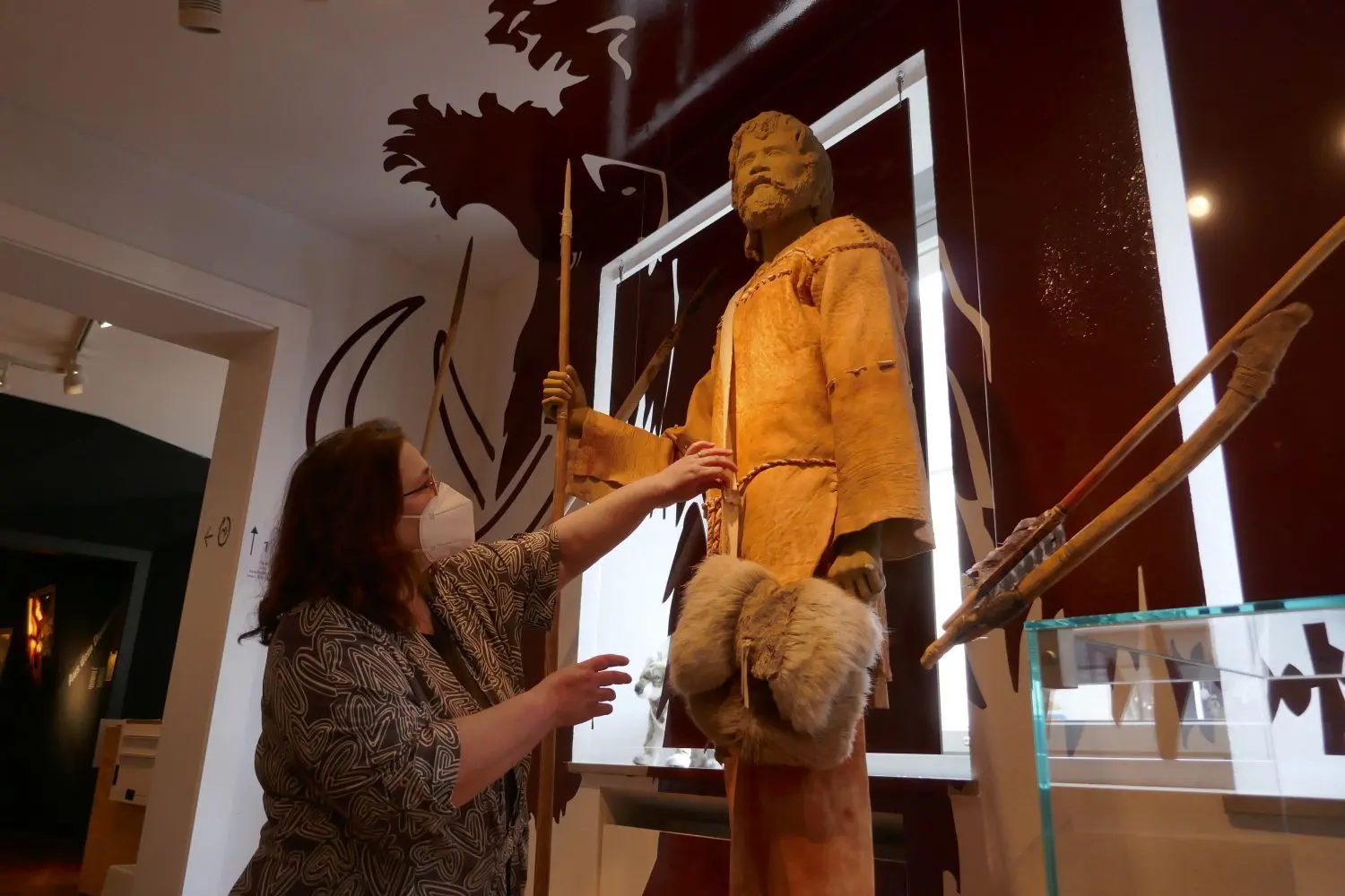 Direktorin Stefanie Kölbl legt letzte Hand an: Das Urgeschichtliche Museum in Blaubeuren öffnet zunächst für vier Tage. Besucher müssen sich über die Homepage anmelden.⇥