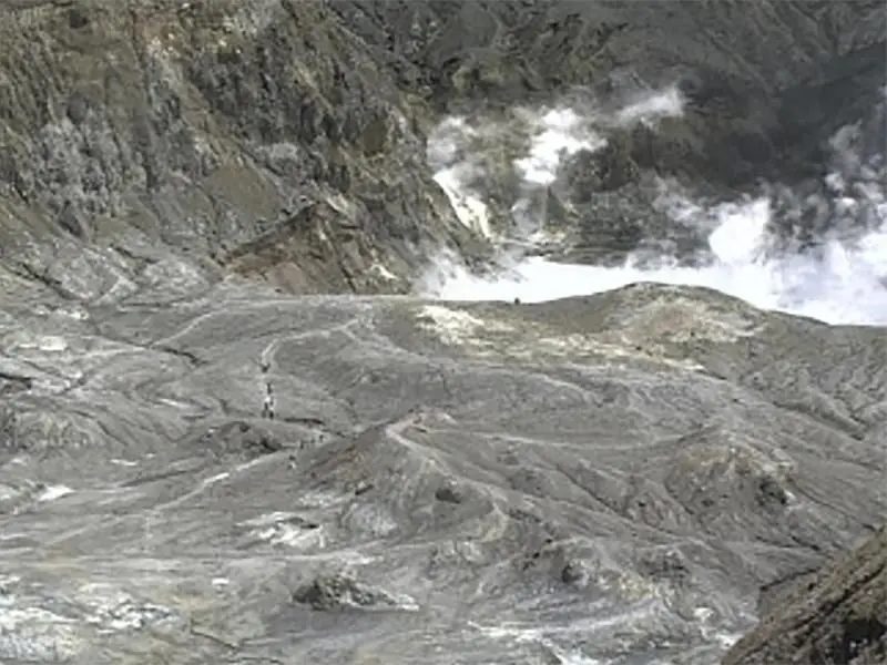 Dieses von GeoNet zur Verfügung gestellte Foto zeigt Touristen auf einem Pfad in der Nähe eines Vulkankraters auf der neuseeländischen Insel White Island.