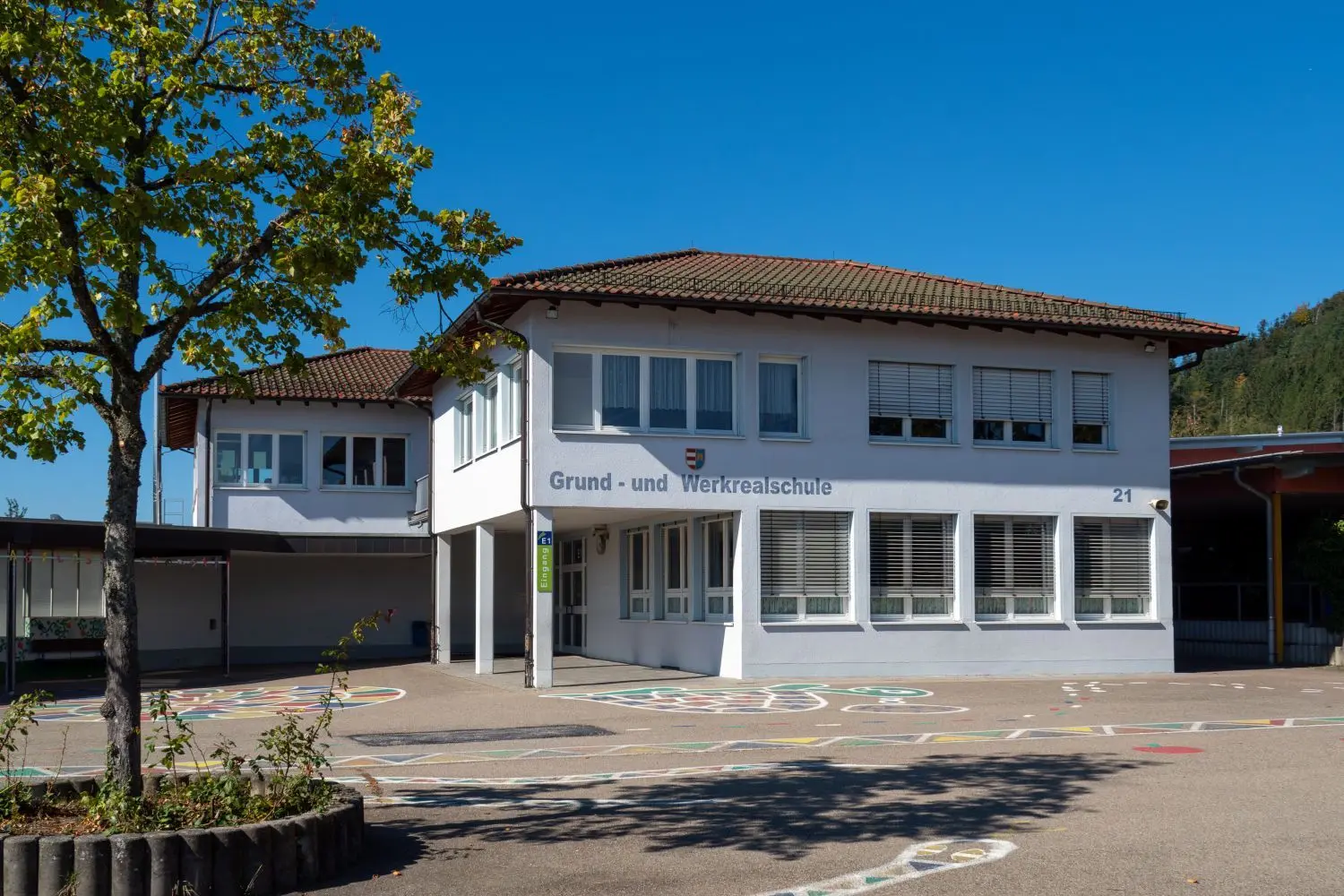 Die Grund- und Werkrealschule Oberrot hat sieben Klassen sowie eine Vorbereitungsklasse. In der Werkrealschule gibt es eine 5. und eine 6. Klasse. Ab Klasse sieben besuchen die Werkrealschüler die Schule in Fichtenberg. ⇥