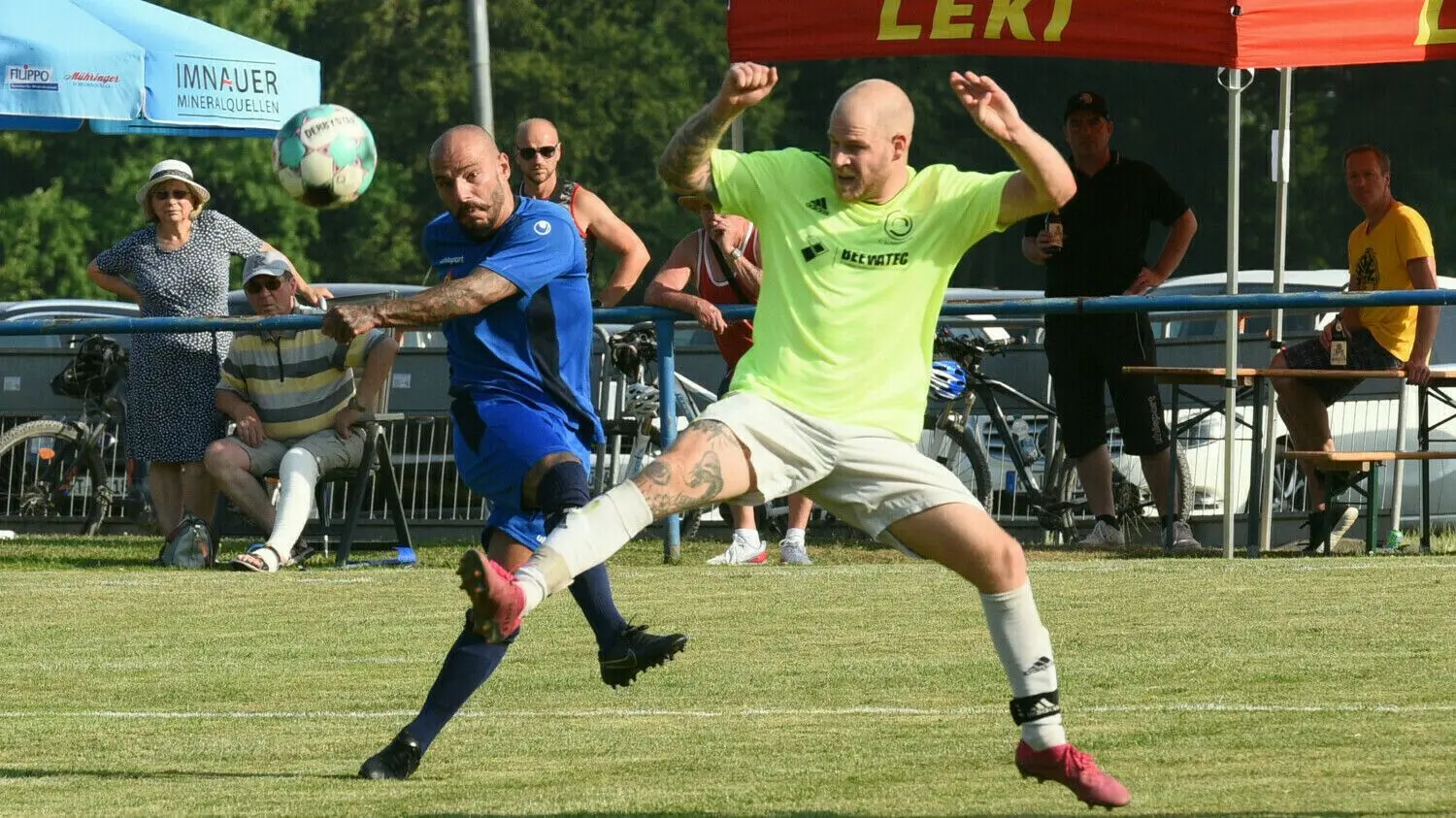 Der Bad Uracher Oscar Diego da Costa (links) zieht hier vor dem Sonnenbühler Robin Bayer ab.