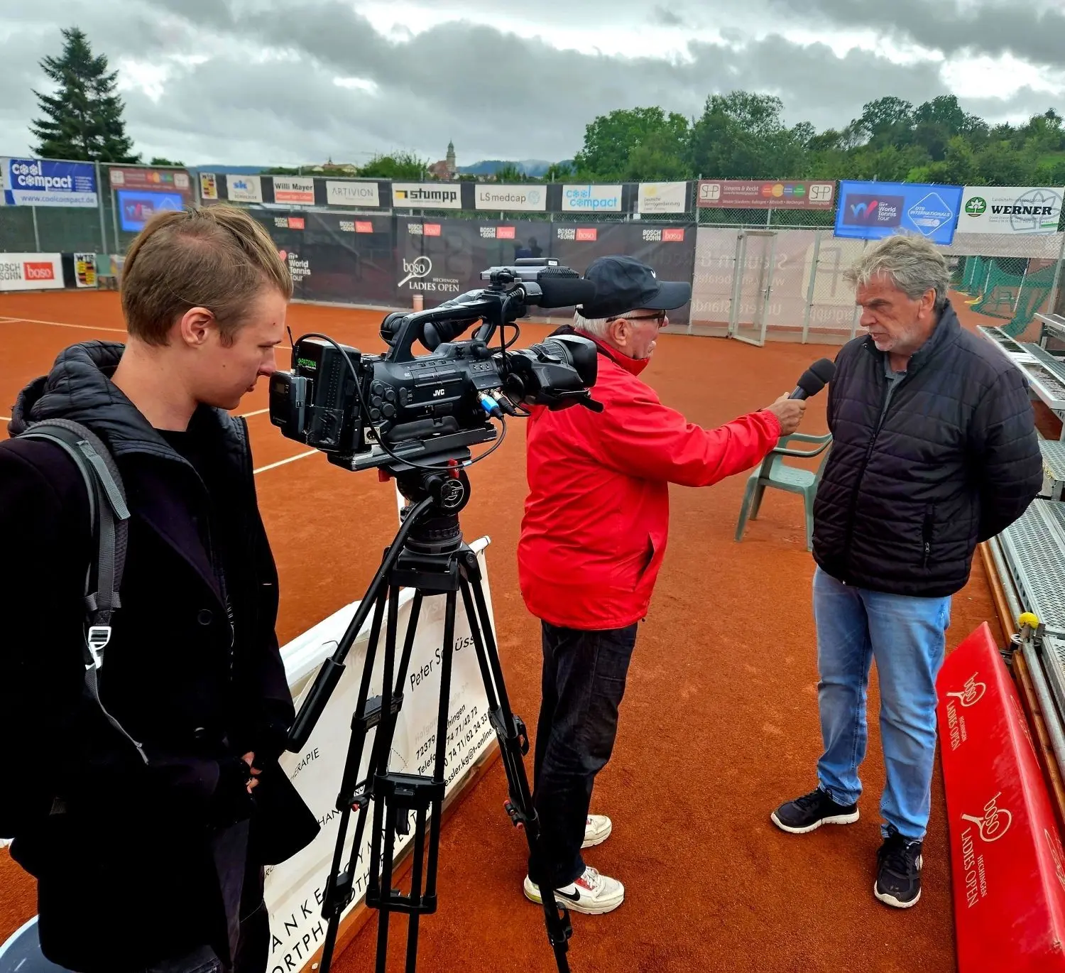 Turnierboss Gerhard Frommer gab vor den beiden Endspielen auch noch ein Interview mit einem Fernsehteam. ⇥