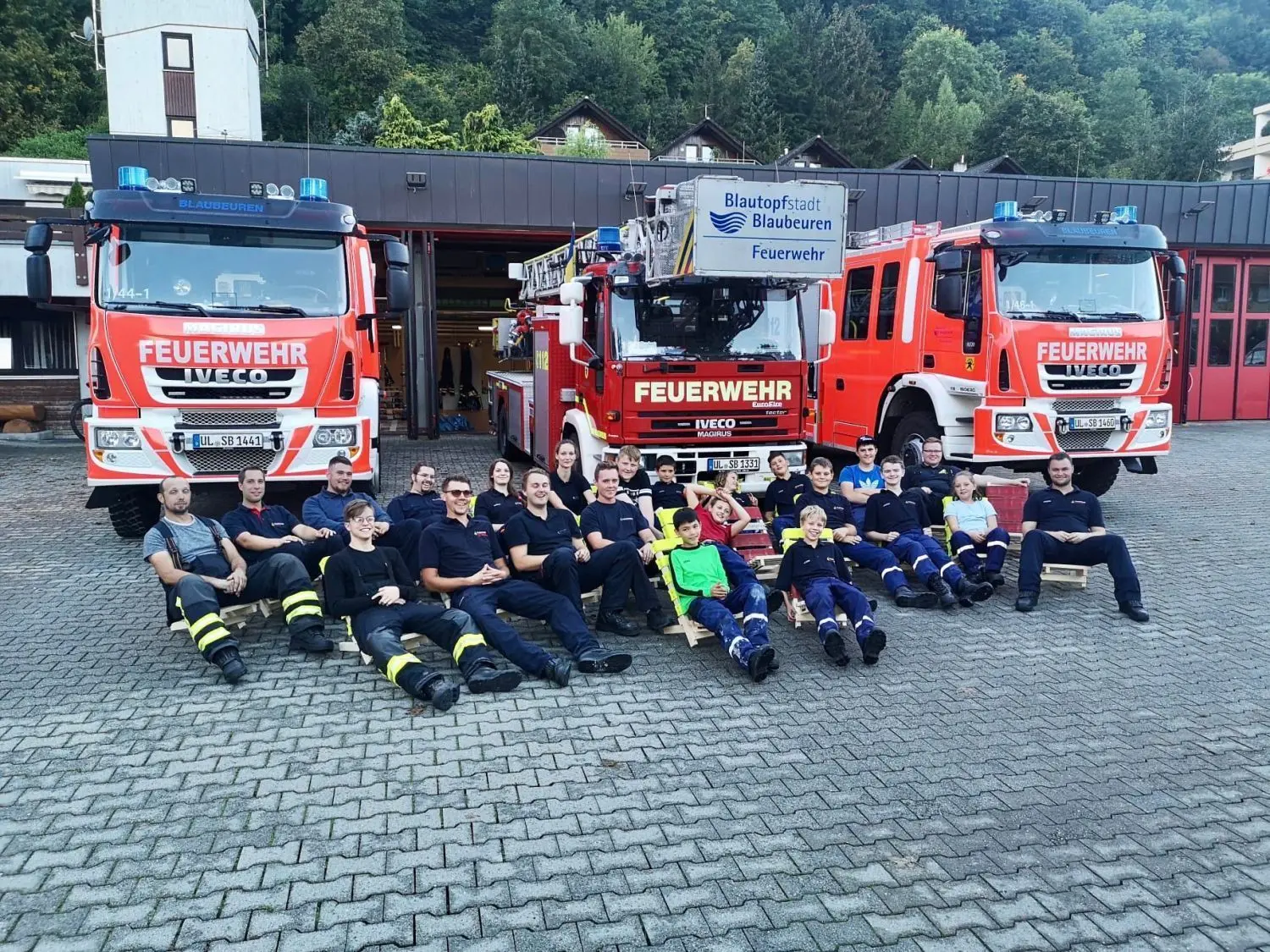 Die jungen Feuerwehrleute auf ihren selbstgebauten Liegestühlen.