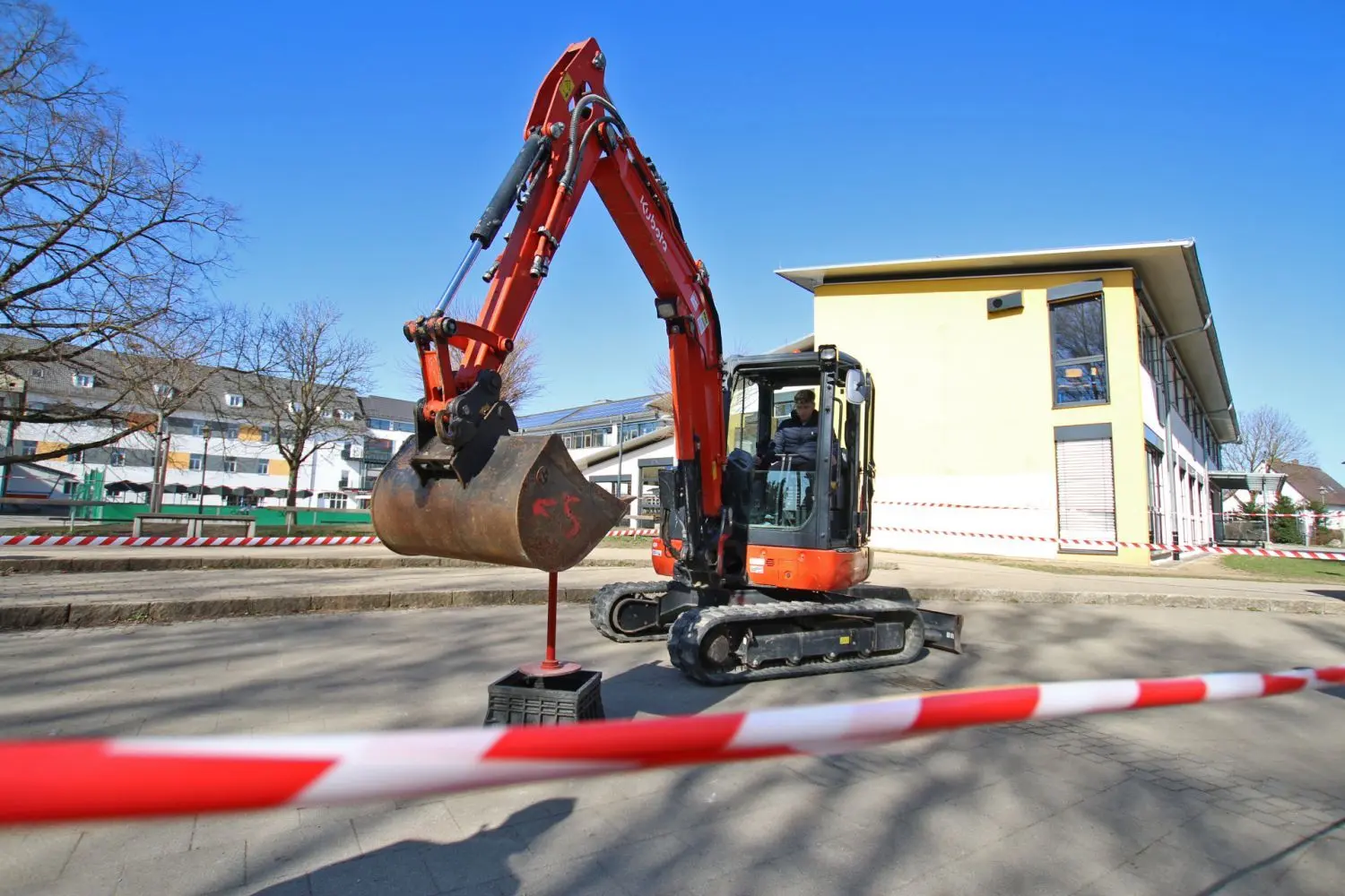 Vor der Stadthalle war Geschicklichkeit gefragt – beim Bedienen eines kleinen Baggers der Firma Eckle Bau.